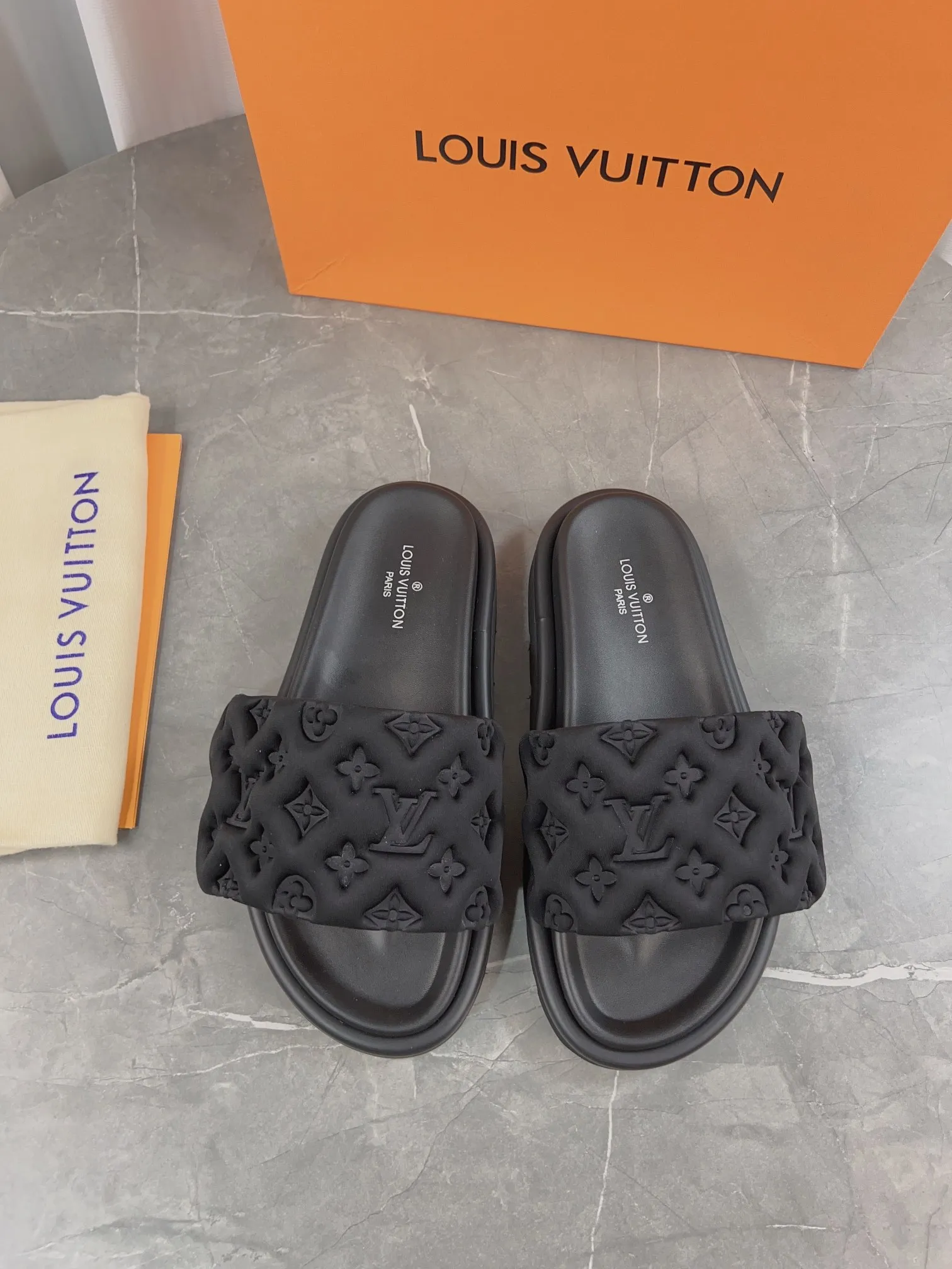 👟👟Ex-factory price 360👟👟 Women's Shoes Women's Clothing LV Donkey Brand L Home 2023 Hot Style Embossed Logo Embossed Sandals This Pool Pillow Comfort flat sandals are made of technical fabrics and use high-frequency embossing technology to reinterpret the Monogram pattern. Soft padded upper with adjustable Velcro, comfortable and tough insole adds harmonious color ▪️Fabric: Original customized technical fabric ▪️Lining: soft sheepskin lining ▪️Sole: Original open-molded rubber foam outsole Color: sky blue. Yellow. Black ▪️Size: 35-45